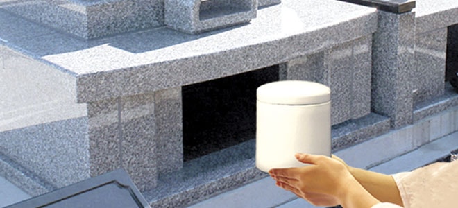 納骨をする瞬間