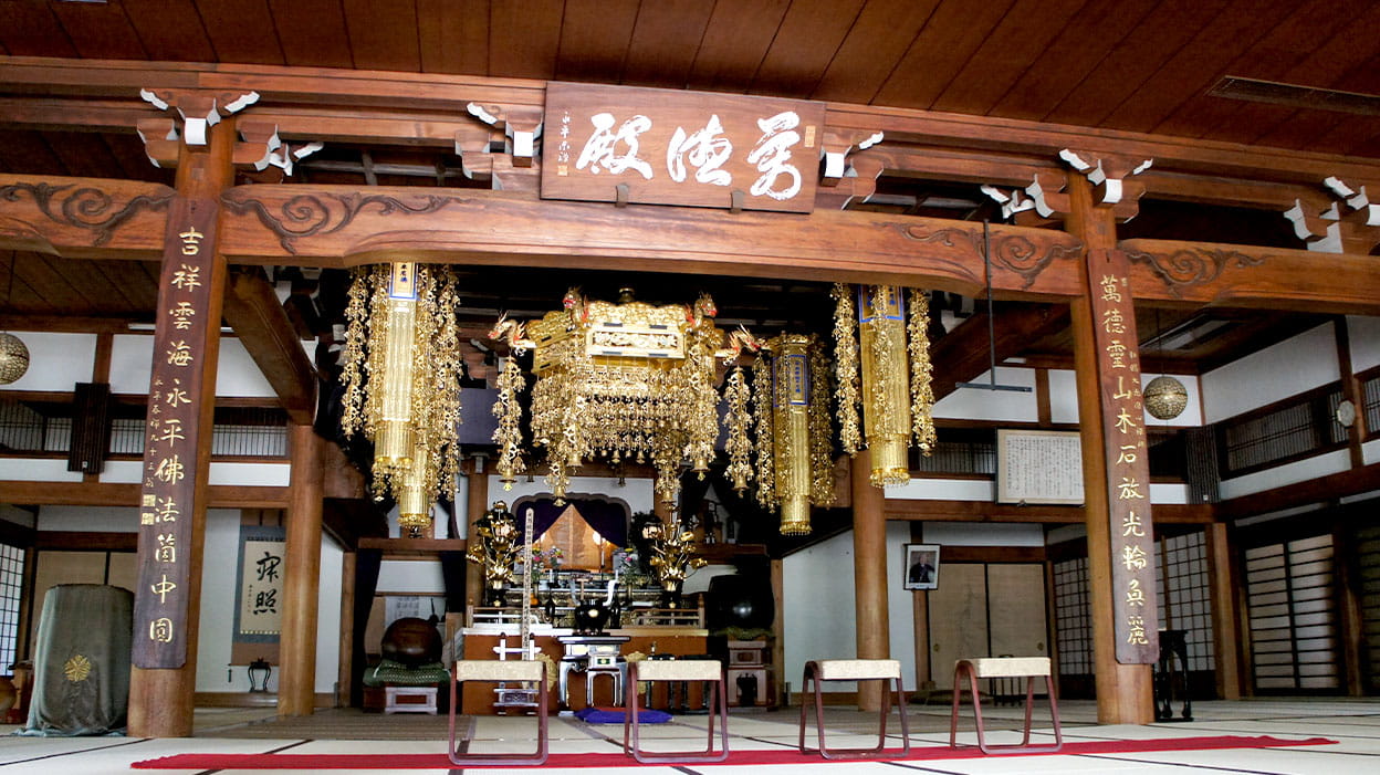 総檜造りで木造としては最大級の建築物の法堂