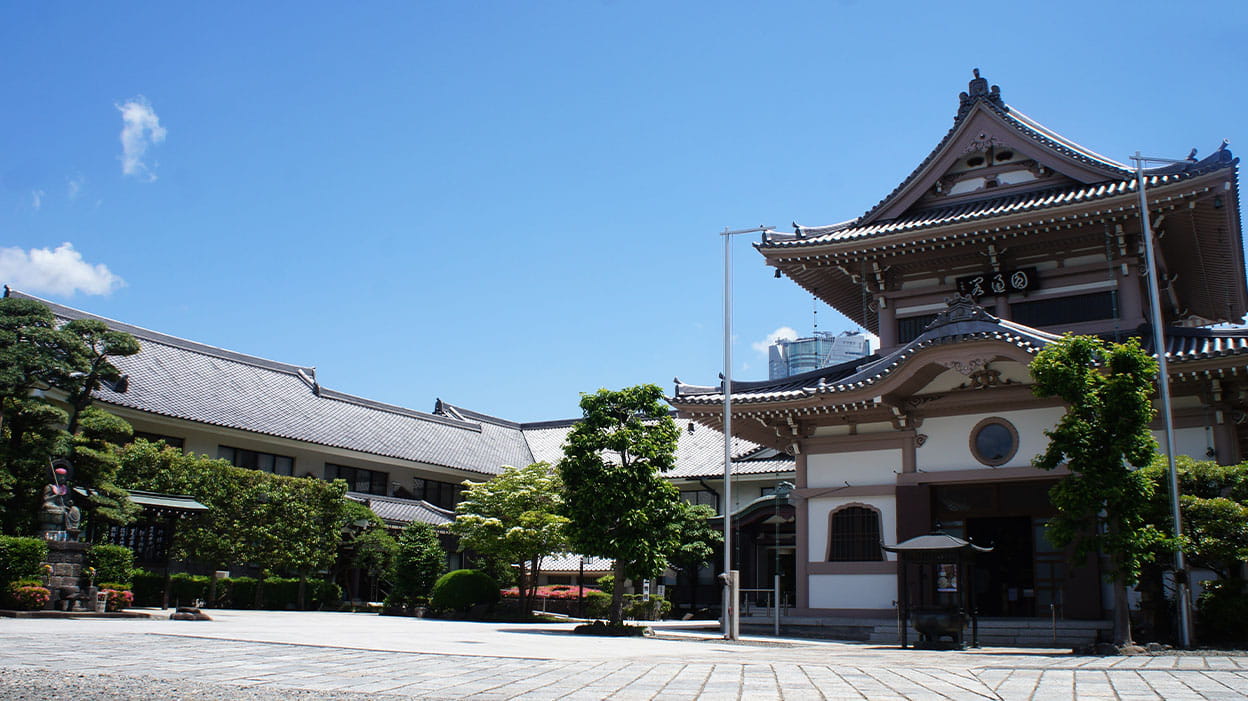 六本木ヒルズ等モダンな建築を借景に堂々と立ち並ぶ数々の伽藍