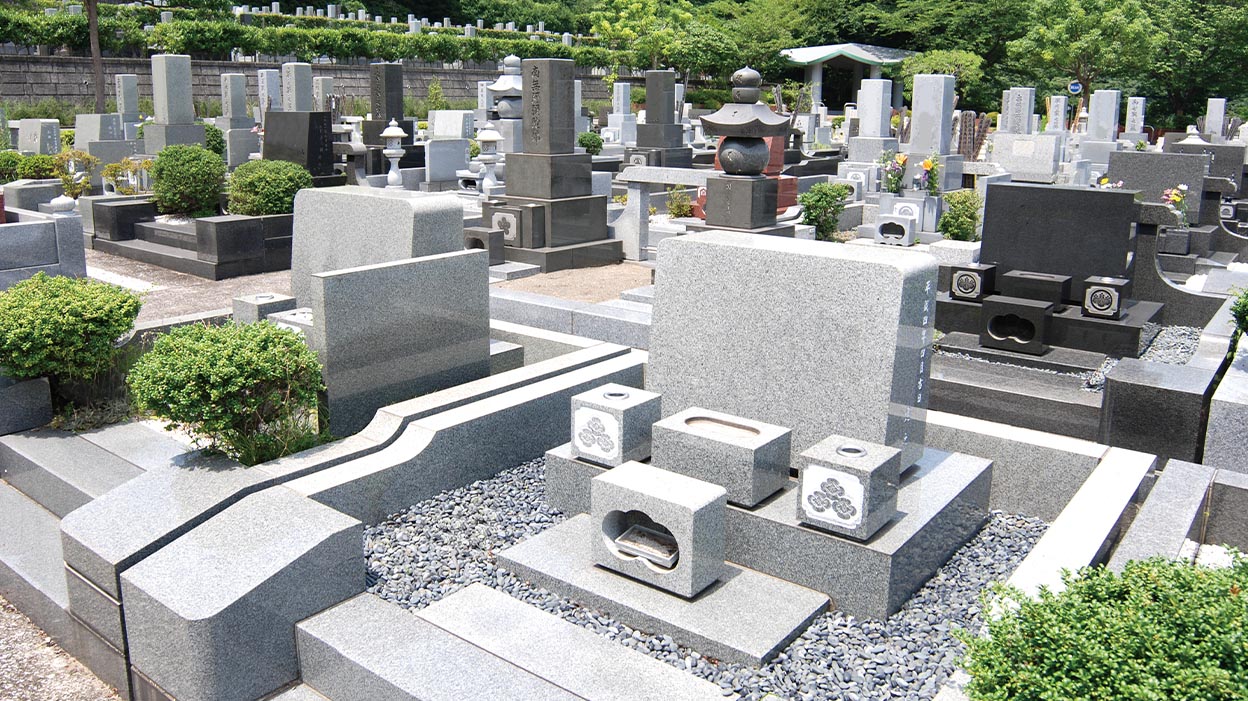 デザイン、大きさ、石種など様々な墓石が建ち並んでいます
