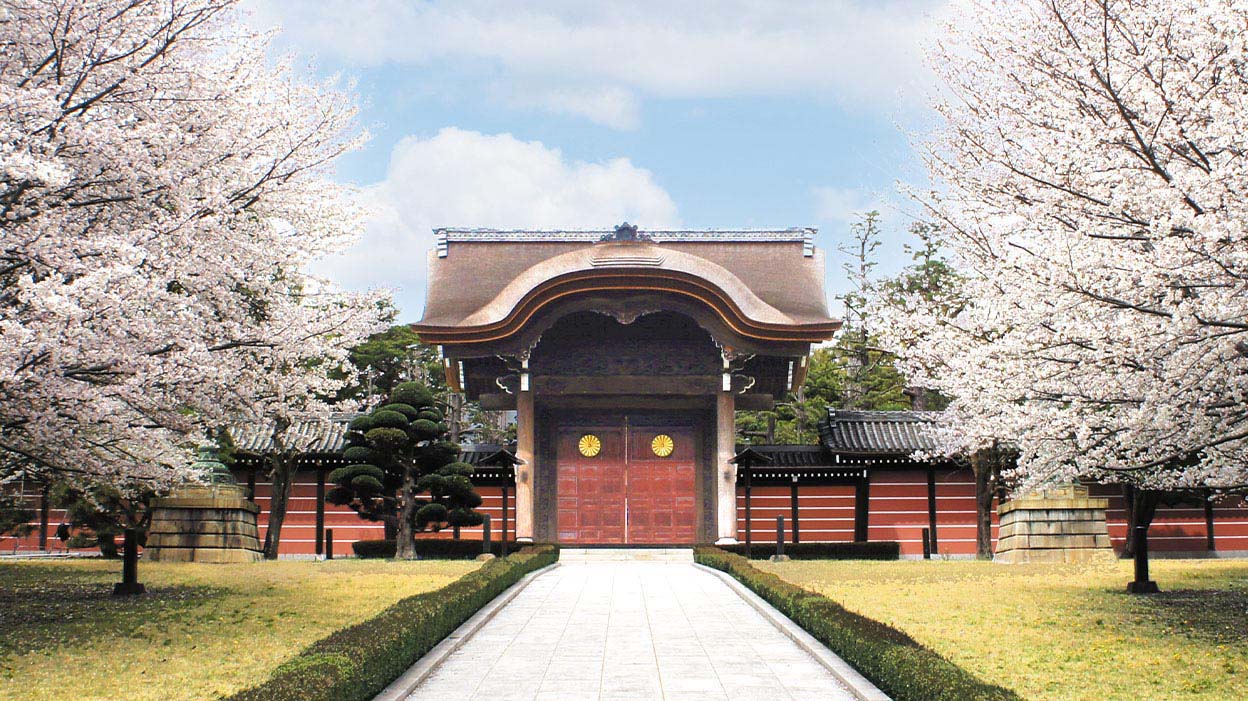 向唐門　總持寺は歴代天皇より勅願寺として仰がれ「勅使門」の名を残す。