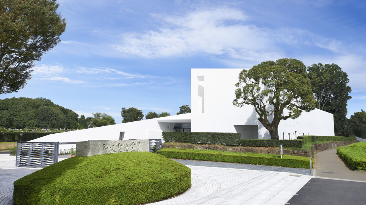 グッドデザイン賞を受賞した、モダンなデザインの管理棟。