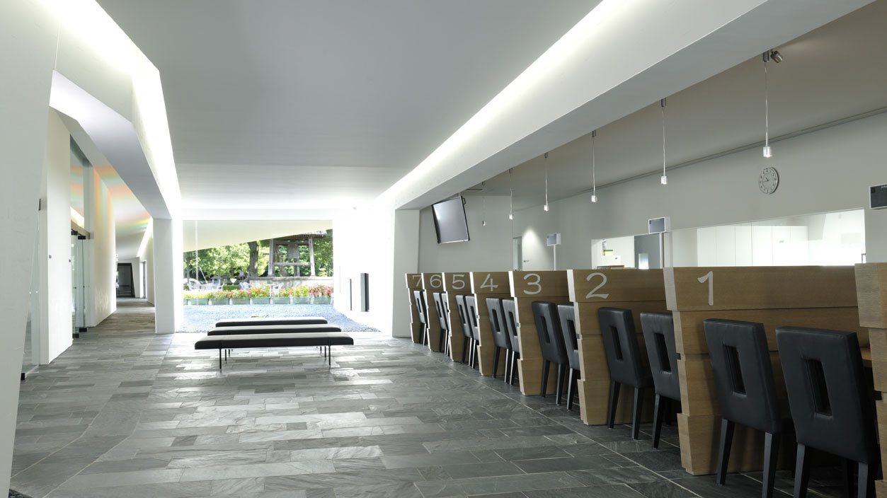 白を基調とした、明るく清潔感のある内装。ご利用される方に嬉しい様々な施設が備わっています。