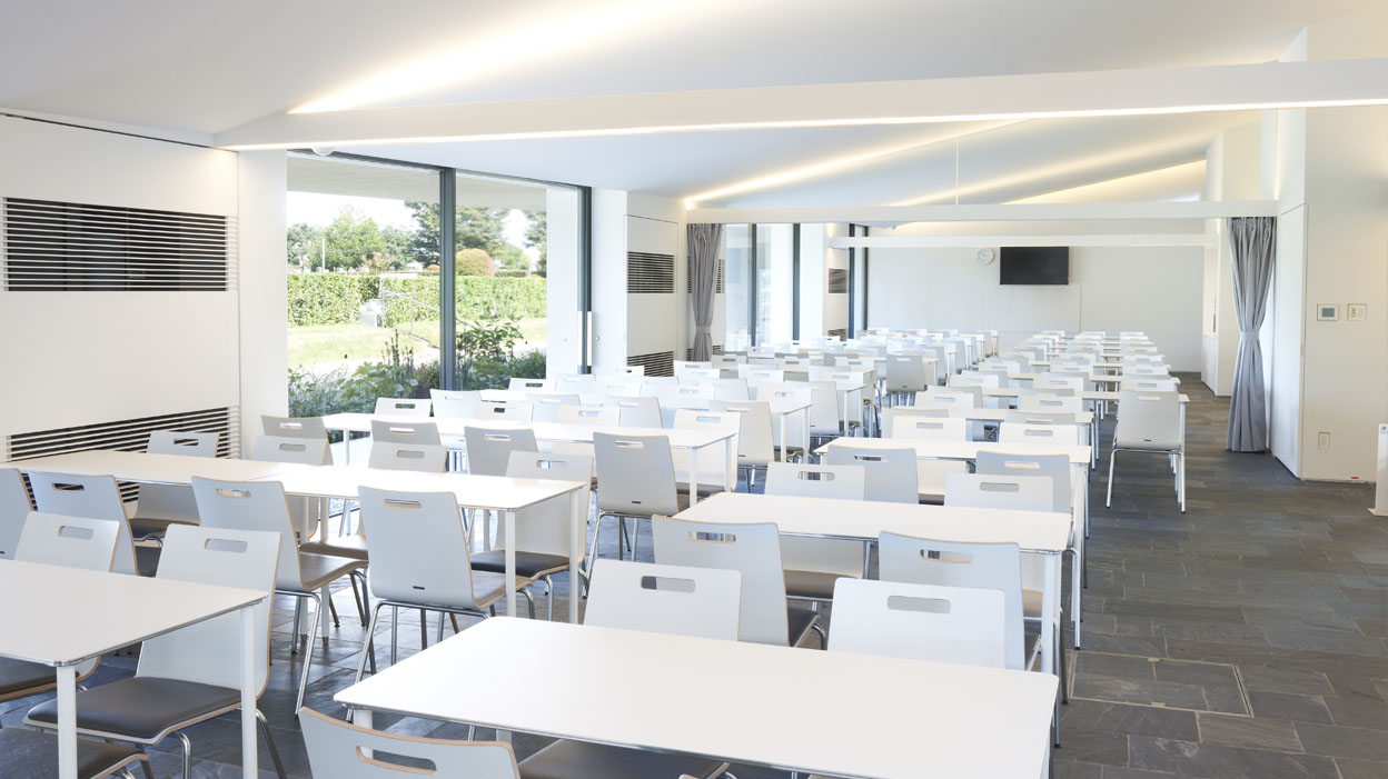 大型の無料休憩所を完備しております。授乳室や、更衣室も併設されております。